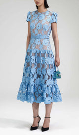 APPLIQUÉD FLORAL LACE MIDI DRESS IN BLUE DRESS STYLE OF CB