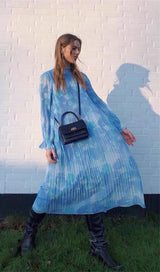 FLORAL PRINT PLEATED MIDI DRESS IN BLUE DRESS styleofcbdress
