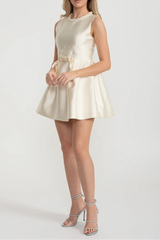 Elegant Fitted Dress With Pearl-Embellished Round Neckline And Bow Waistline Accent - Ivoire